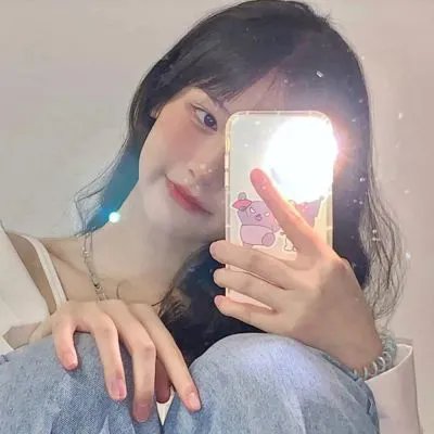 戴流苏耳环的少女